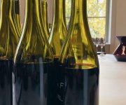Dégustation d'assemblages au Château de la Chaize, Odenas Bouteilles de vins rouge sur une table, lors d'une dégustation d'assemblages au Château de la Chaize, Odenas