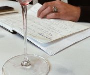Dégustation d'assemblages au Château de la Chaize, Odenas Vue sur un verre et un cahier de notes lors d'assemblages au Château de la Chaize, Odenas